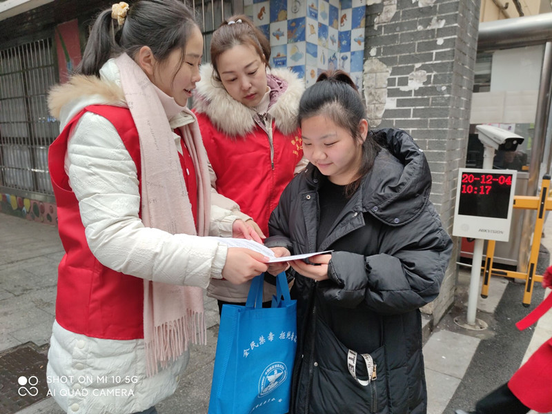 青創(chuàng)平安 勇當先鋒                         ——衡陽幼高專青年志愿者在行動