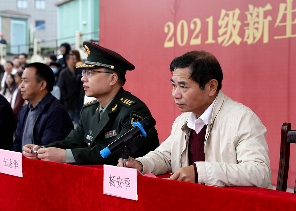 衡陽(yáng)幼高專(zhuān)舉行2021級(jí)新生軍訓(xùn)匯報(bào)表演暨總結(jié)表彰大會(huì)