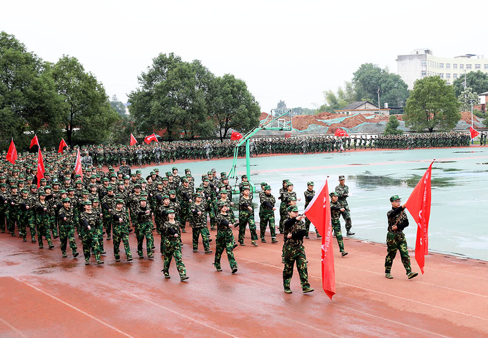 衡陽(yáng)幼高專(zhuān)舉行2021級(jí)新生軍訓(xùn)匯報(bào)表演暨總結(jié)表彰大會(huì)