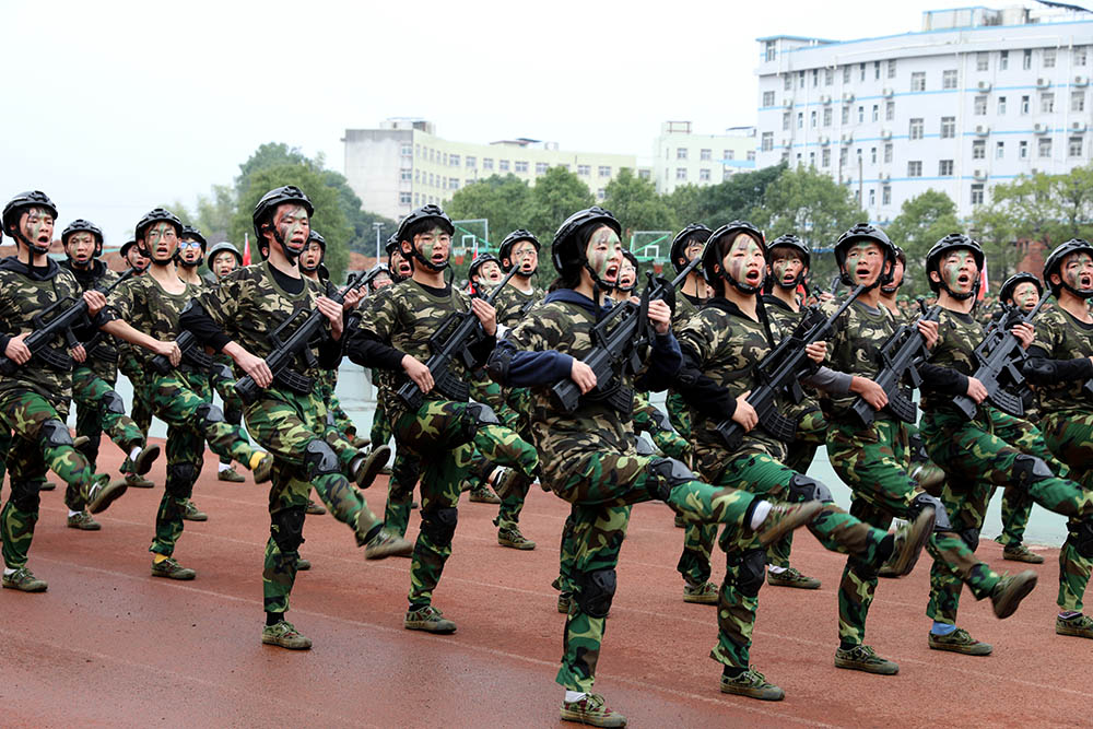 衡陽(yáng)幼高專(zhuān)舉行2021級(jí)新生軍訓(xùn)匯報(bào)表演暨總結(jié)表彰大會(huì)