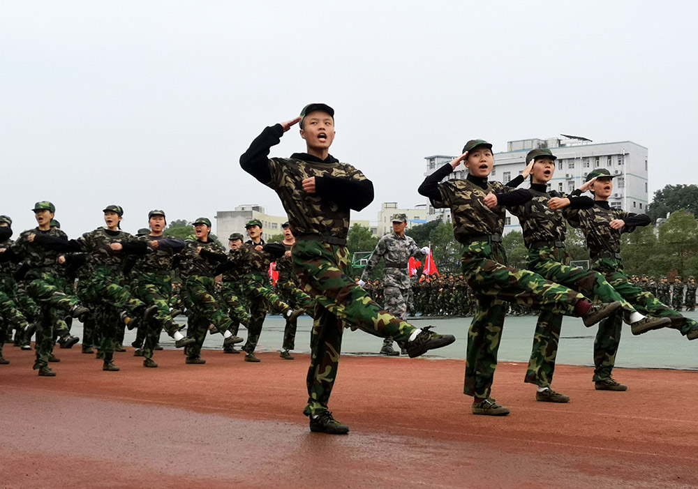 衡陽(yáng)幼高專(zhuān)舉行2021級(jí)新生軍訓(xùn)匯報(bào)表演暨總結(jié)表彰大會(huì)
