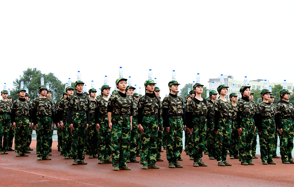 衡陽(yáng)幼高專(zhuān)舉行2021級(jí)新生軍訓(xùn)匯報(bào)表演暨總結(jié)表彰大會(huì)