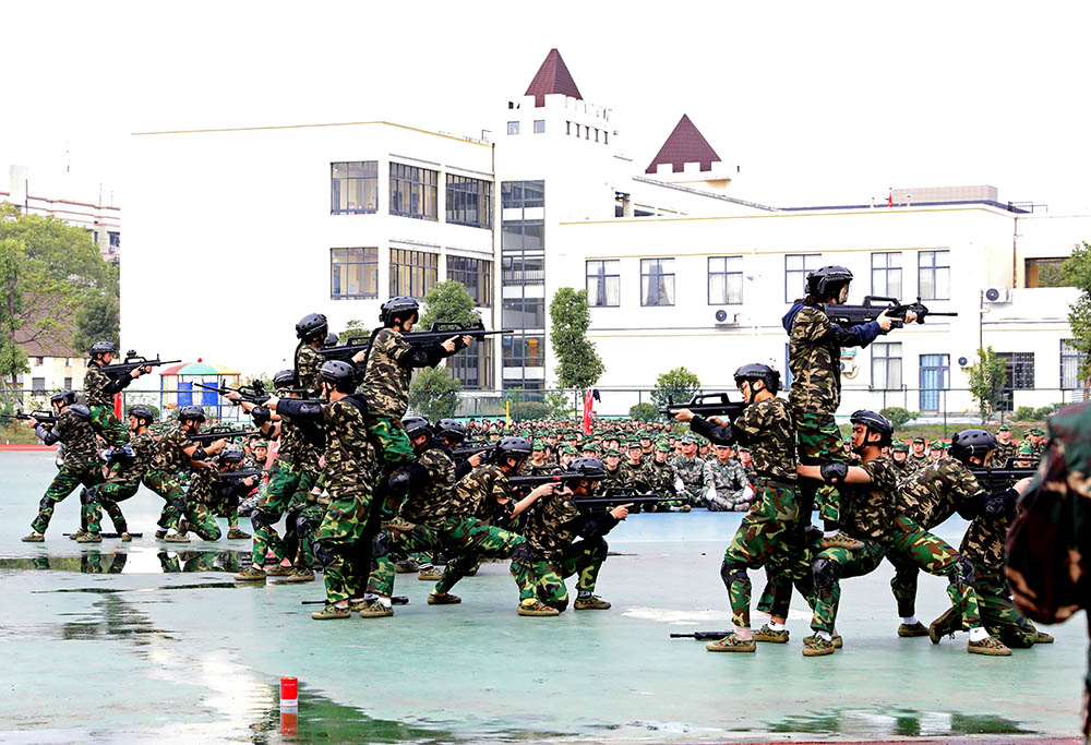 衡陽(yáng)幼高專(zhuān)舉行2021級(jí)新生軍訓(xùn)匯報(bào)表演暨總結(jié)表彰大會(huì)