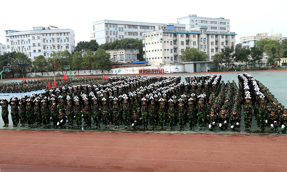 衡陽(yáng)幼高專(zhuān)舉行2021級(jí)新生軍訓(xùn)匯報(bào)表演暨總結(jié)表彰大會(huì)