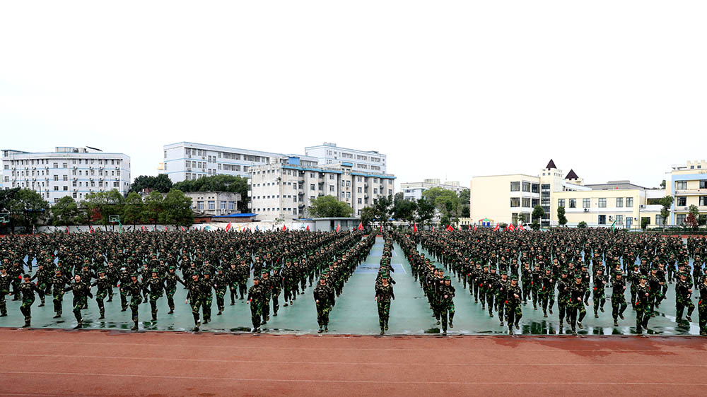 衡陽(yáng)幼高專(zhuān)舉行2021級(jí)新生軍訓(xùn)匯報(bào)表演暨總結(jié)表彰大會(huì)
