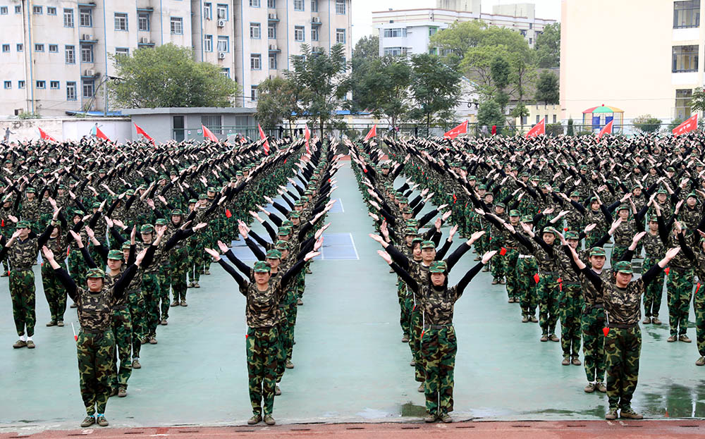 衡陽(yáng)幼高專(zhuān)舉行2021級(jí)新生軍訓(xùn)匯報(bào)表演暨總結(jié)表彰大會(huì)