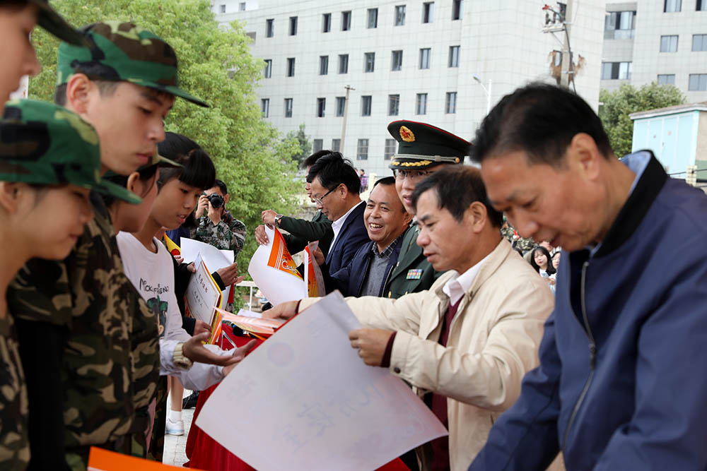 衡陽(yáng)幼高專(zhuān)舉行2021級(jí)新生軍訓(xùn)匯報(bào)表演暨總結(jié)表彰大會(huì)