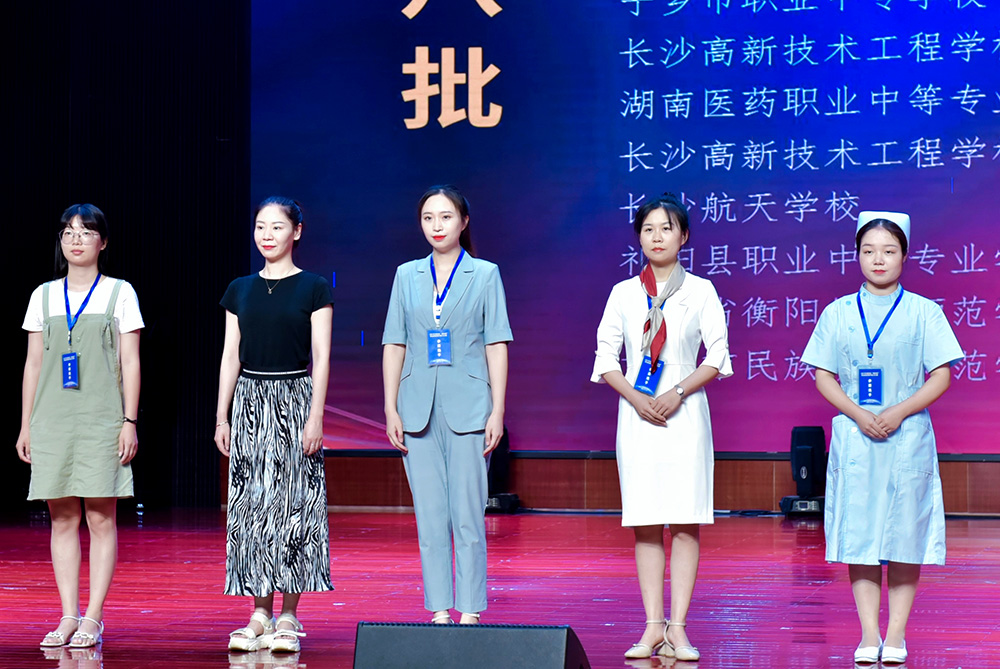 辛勤耕耘結(jié)碩果，奮力拼搏創(chuàng)輝煌 ——我校教師楊潔、曹蓓、方潔團(tuán)隊(duì)參加全國(guó)職業(yè)院校技能大賽教學(xué)能力比賽側(cè)記