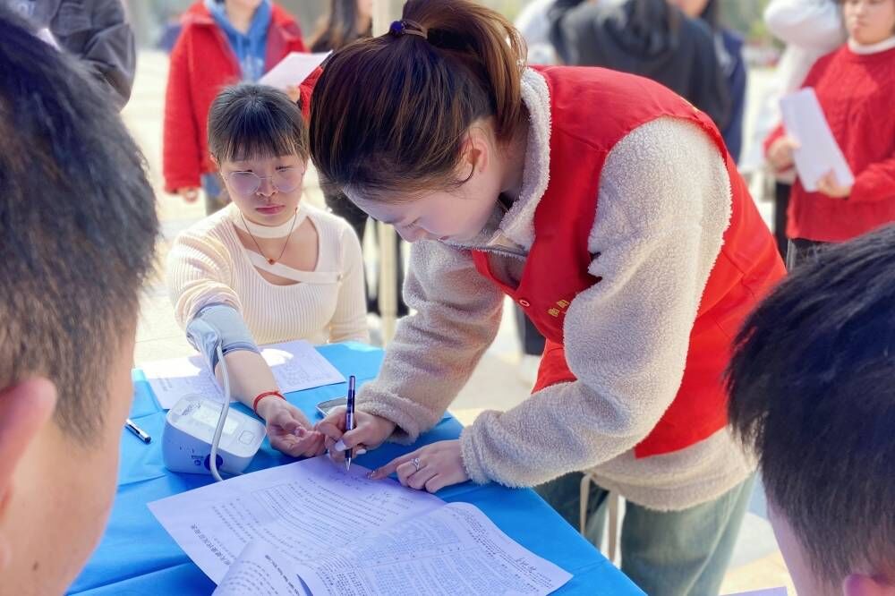 雷鋒月 | 踐行雷鋒精神  血液傳遞愛心 ——衡陽幼兒師專學(xué)前教育系開展學(xué)雷鋒志愿活動