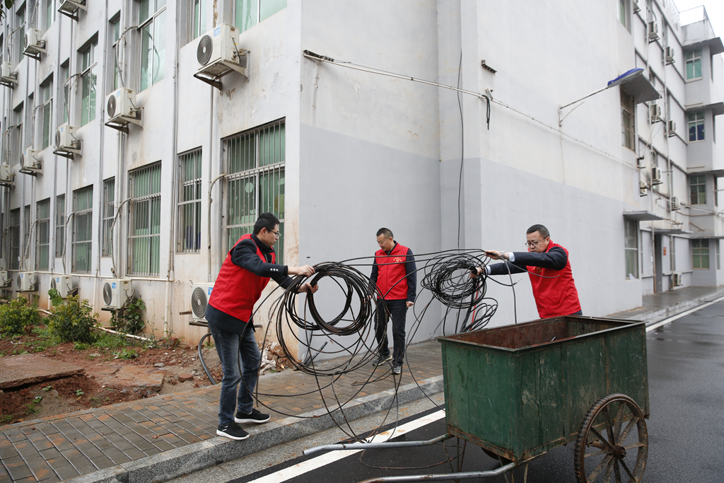 創(chuàng)文在行動(dòng)：衡陽幼兒師專開展校園包路段衛(wèi)生清掃志愿者活動(dòng)